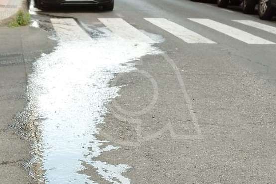  Aguas malolientes atufan una calle de Los Llanos de Telde/TA.